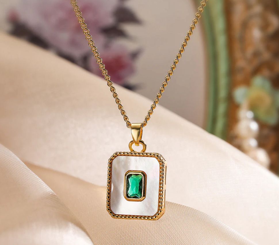 Collar concha nacar con verde esmeralda