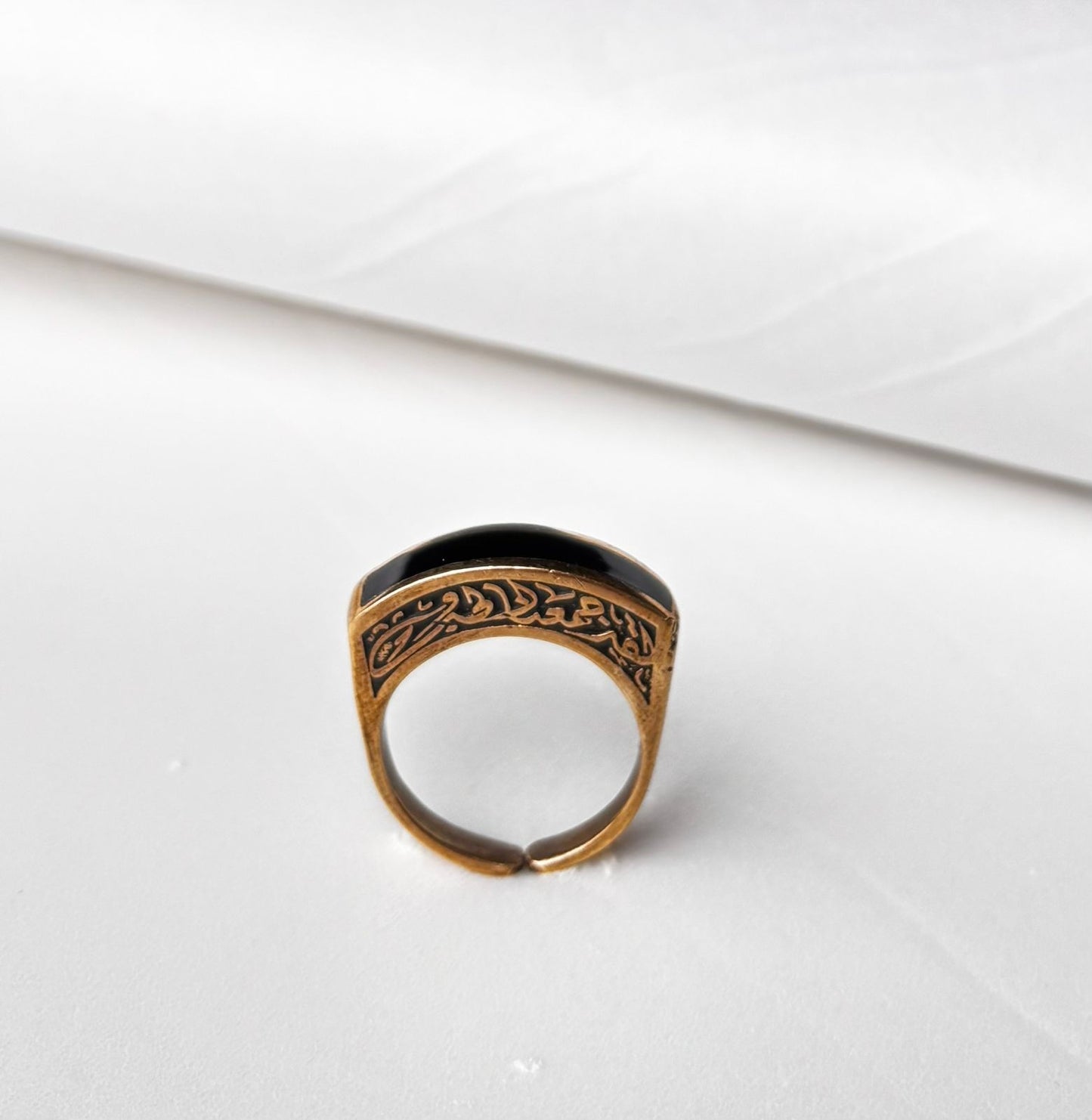 Anillo con piedra negra autoajustable