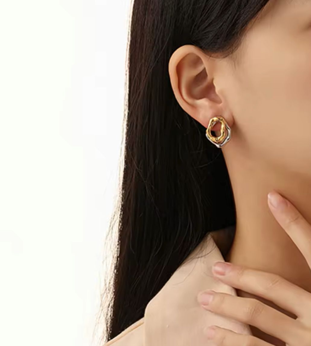 Aretes dos tonos ovalo irregular