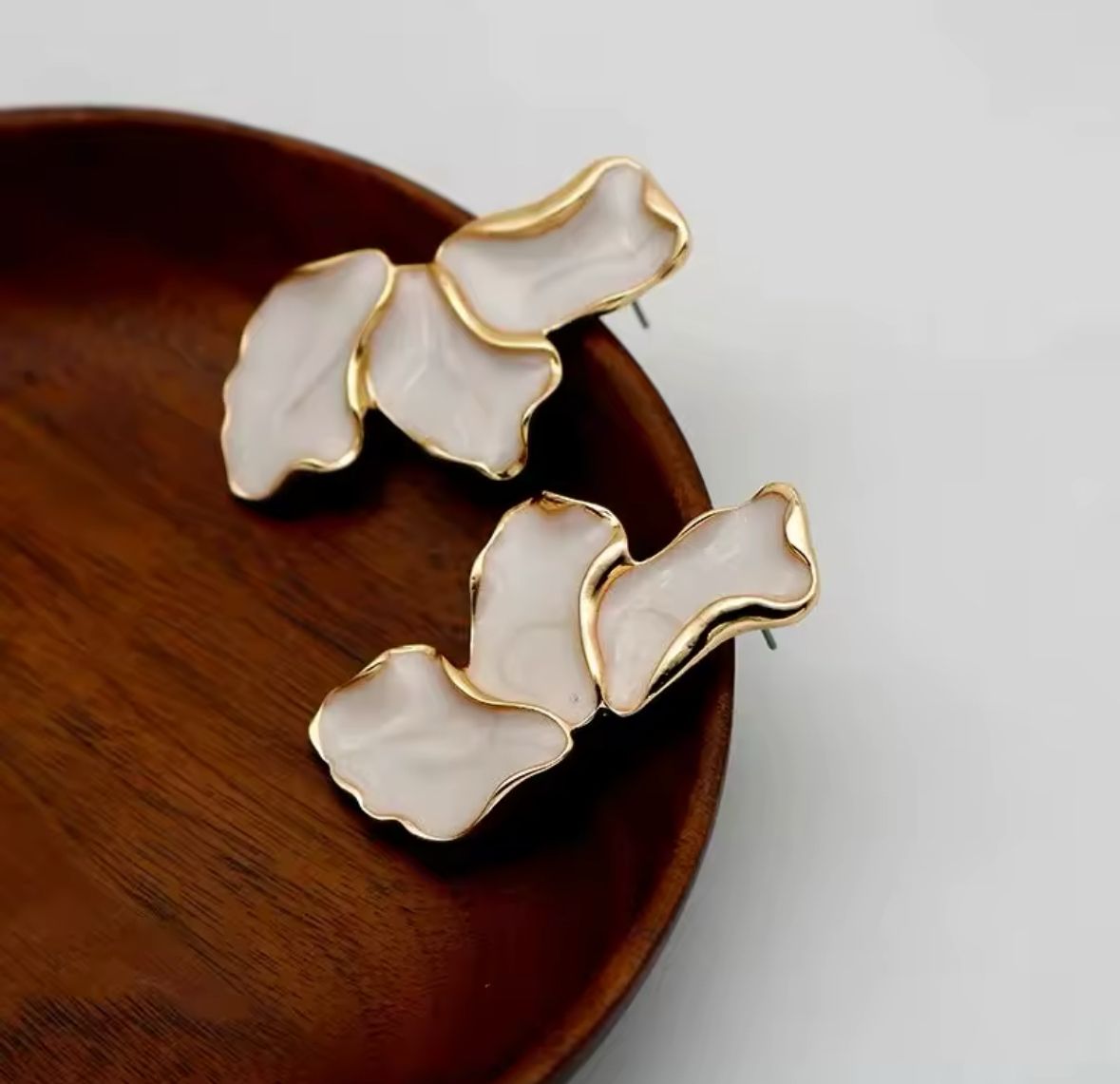 Aretes nacar forma flor chapa oro
