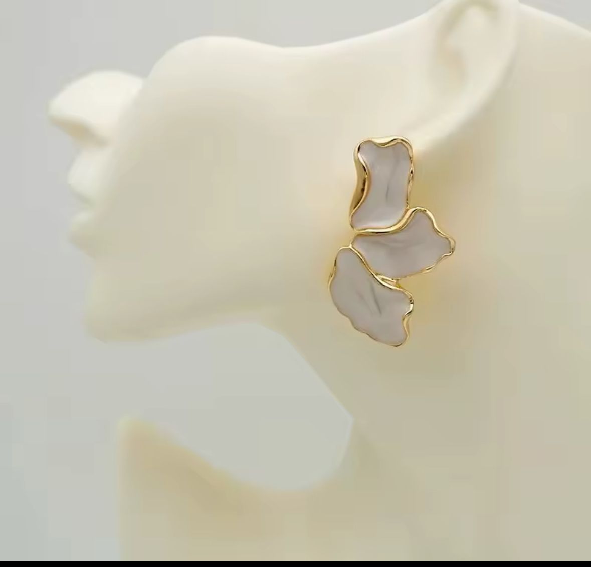 Aretes nacar forma flor chapa oro