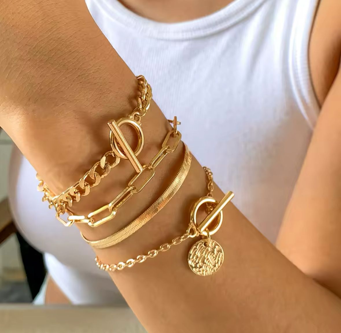 Cuatro pulseras con dije cículo