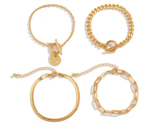 Cuatro pulseras con dije cículo