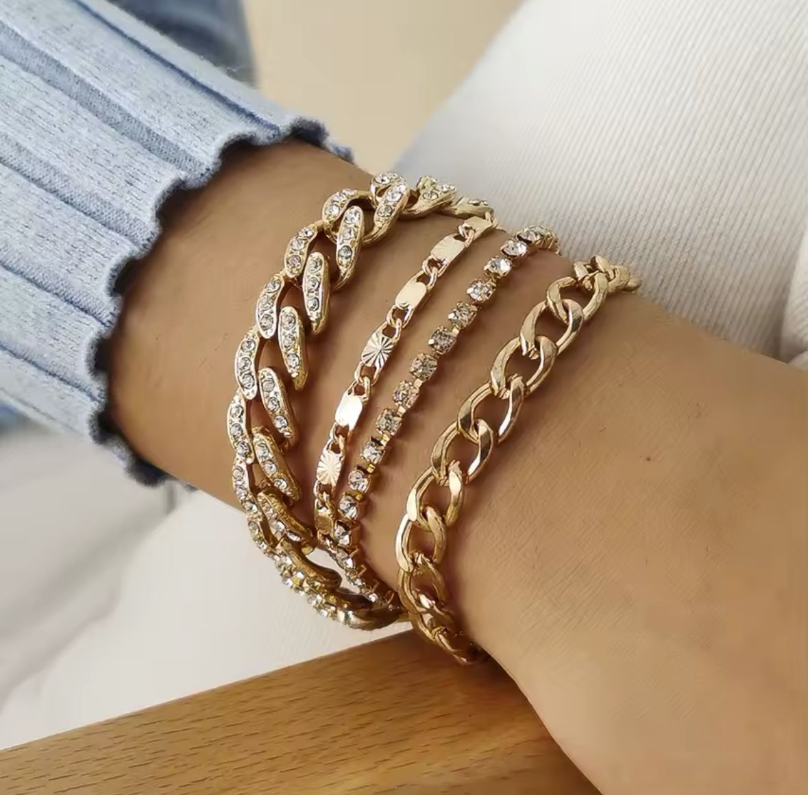 Cuatro pulseras con incrustaciones circonia