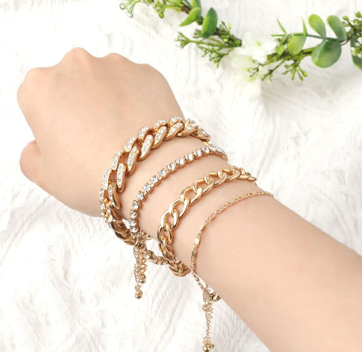 Cuatro pulseras con incrustaciones circonia