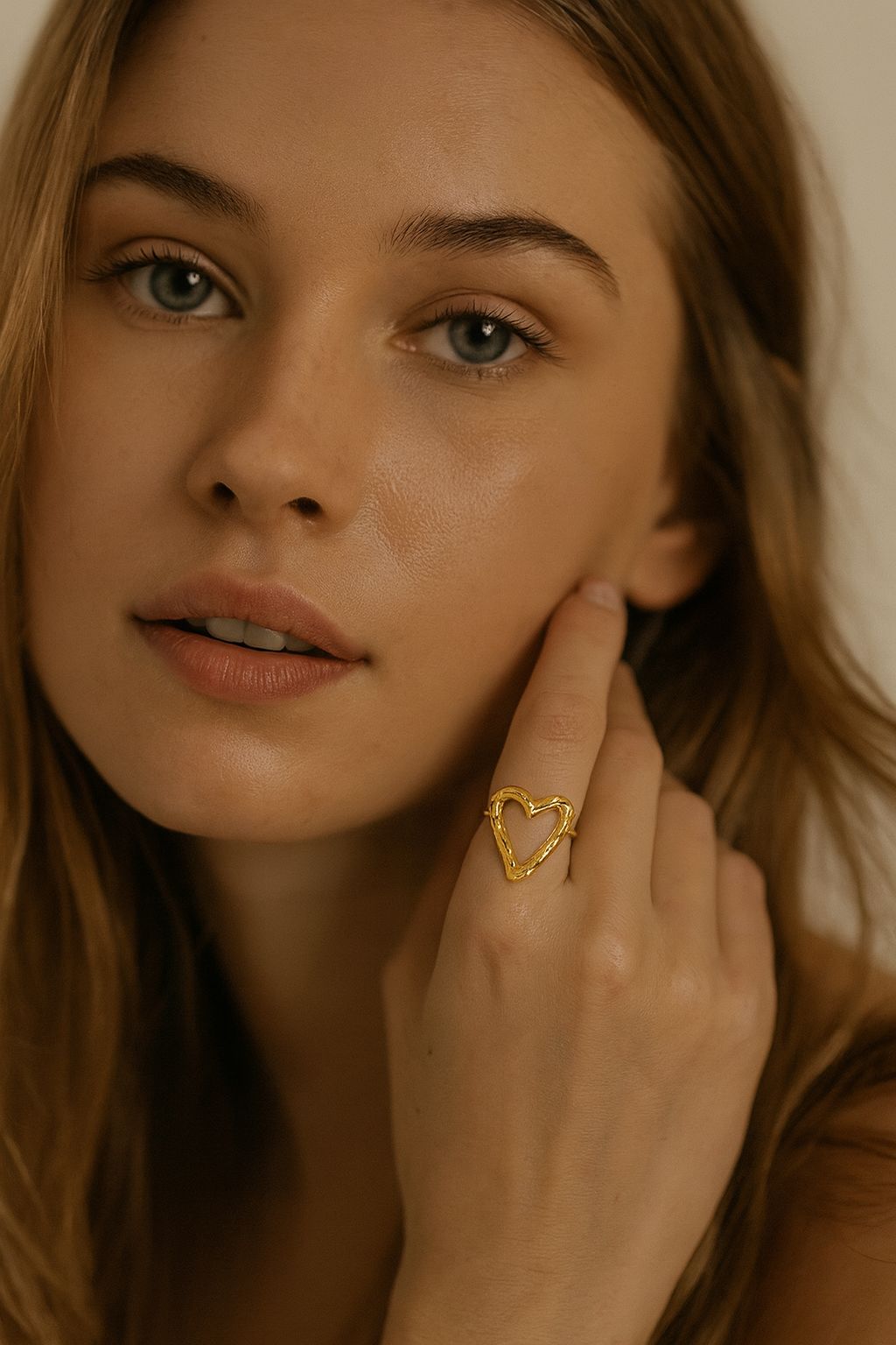 Anillo corazon dorado autoajustable