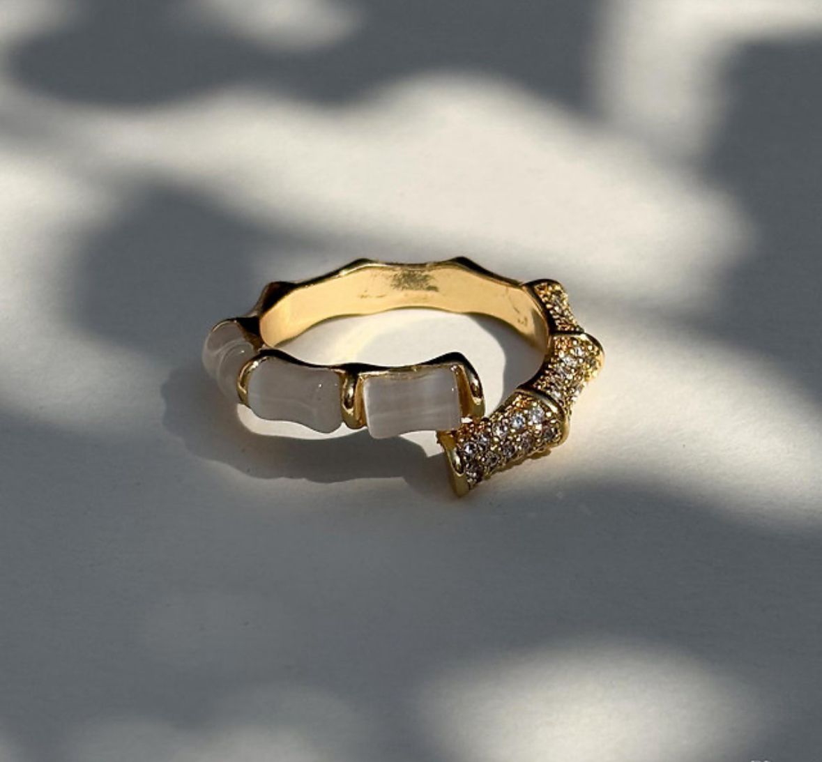 Anillo concha nacar y circonia autoajustable