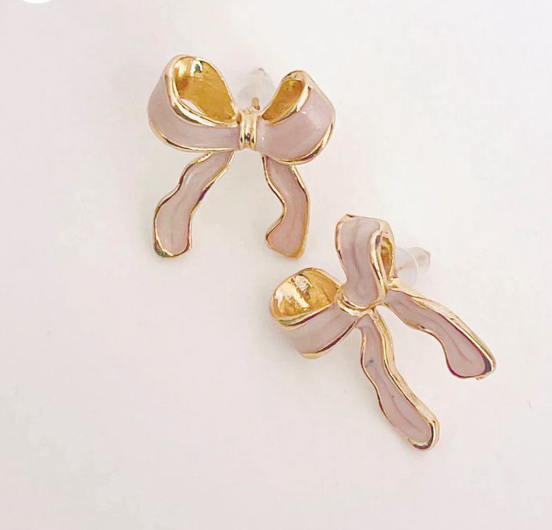Aretes moño nacarado rosa suave