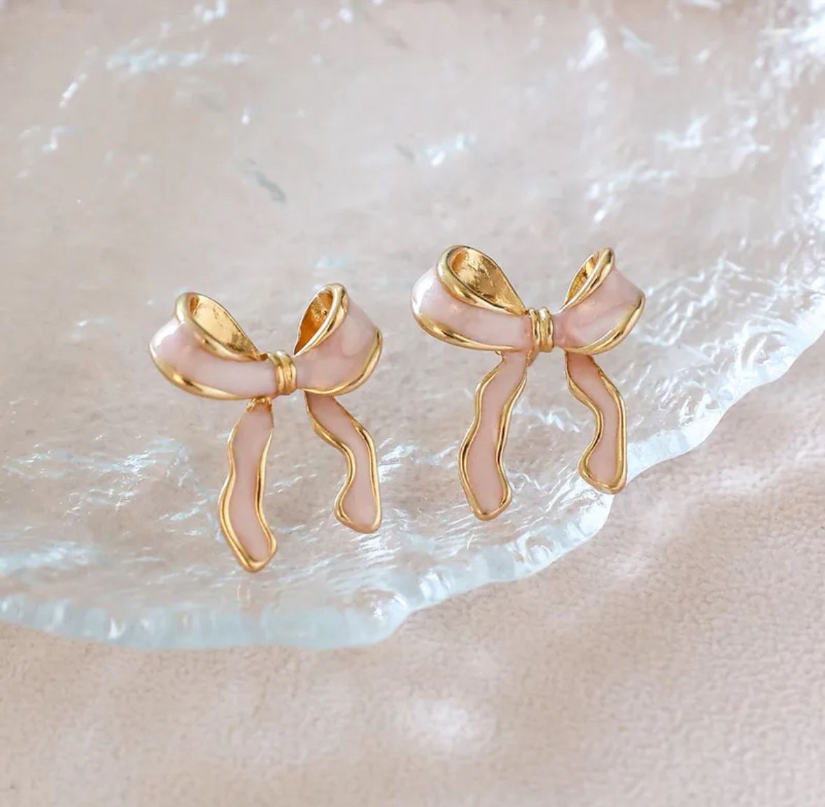 Aretes moño nacarado rosa suave