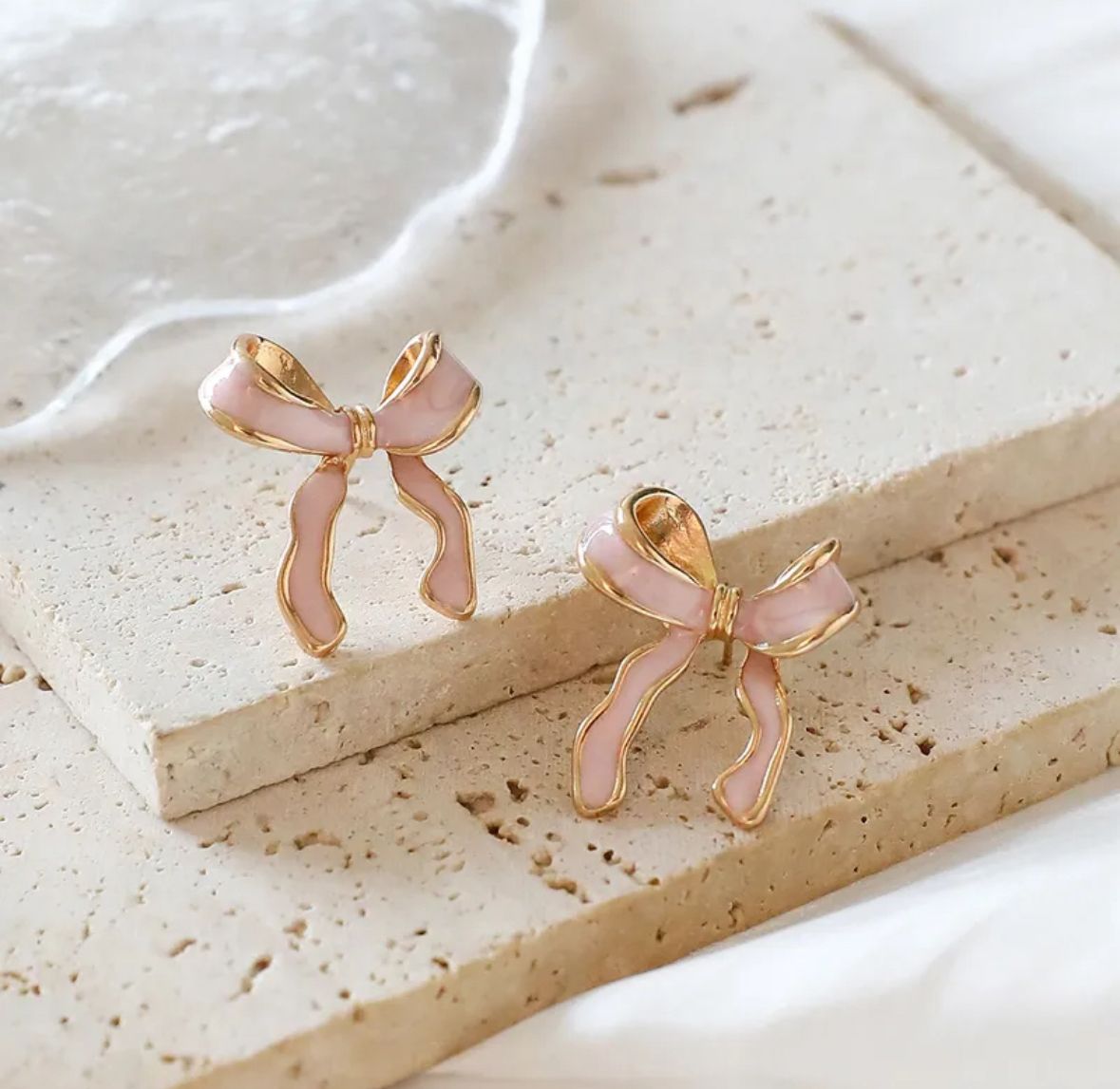 Aretes moño nacarado rosa suave