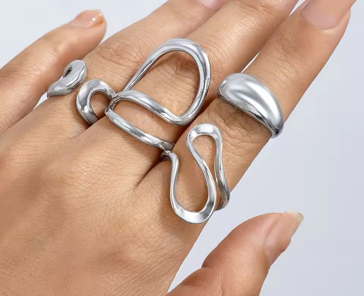 Cuatro anillos plateados